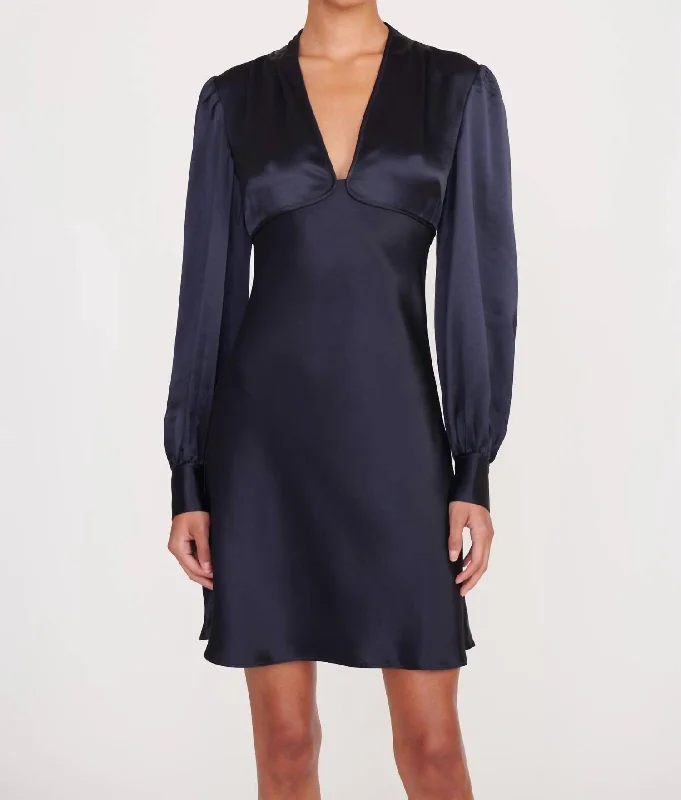 Can't Miss Rosenda Dress In Navy