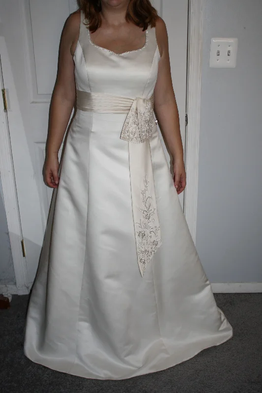 Limited Time Other Venus Gown 6625-19 Ivory and Demigold