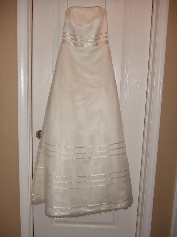 Value Deals David's Bridal David's Bridal Strapless A-line Organza Size 2